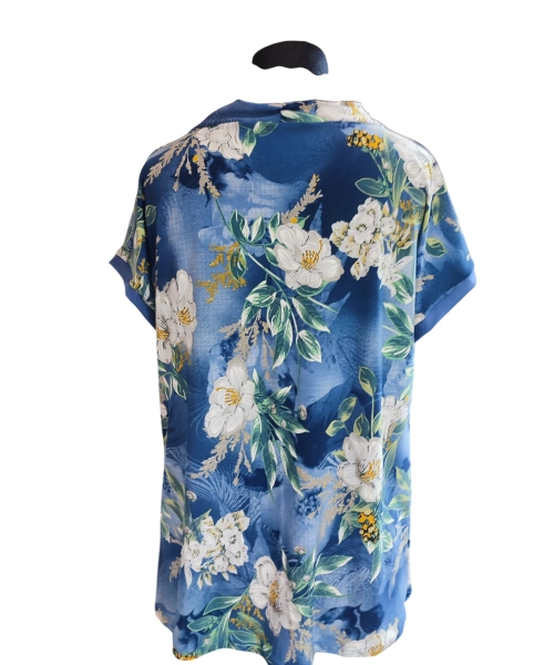 Bluzka niebieska z lejącym dekoltem typu woda - białe kwiaty